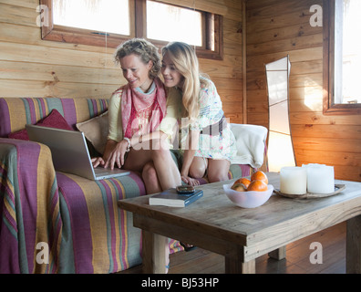 zwei Frauen in einem Strandhaus mit laptop Stockfoto