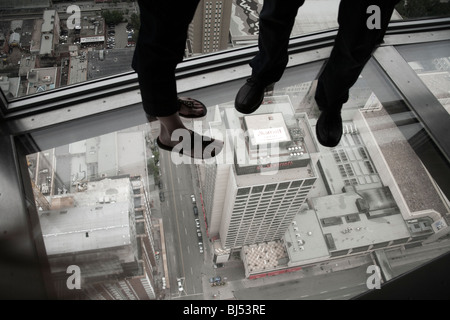 Blick auf die Straße und das Marriot Hotel aus Calgary Tower, Alberta, Kanada Stockfoto