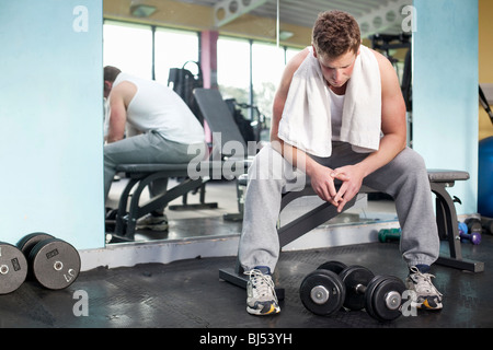 Mann im Fitness-Studio Stockfoto