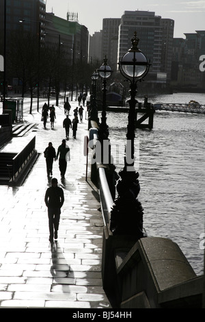 Fußgänger auf der Themsepromenade an der Themse bei Albert Embankment, Lambeth, London, UK Stockfoto