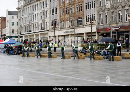 Bogenschützen üben auf dem Platz, Nottingham. Stockfoto