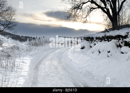 Eine schneebedeckte abgelegenen Feldweg in Glenbuchat in der Nähe von Strathdon, Aberdeenshire, Schottland im Cairngorms National Park Stockfoto