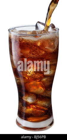 Cola im Glas mit Eis gießen Stockfoto