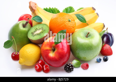 Handvoll Obst und Beeren auf weißem Hintergrund Stockfoto