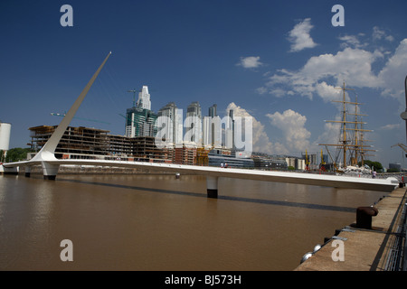 Santiago Calatravas Puente De La Mujer oder Womens Brücke im Bereich Hafen von Puerto Madero Capital federal Buenos Aires Stockfoto