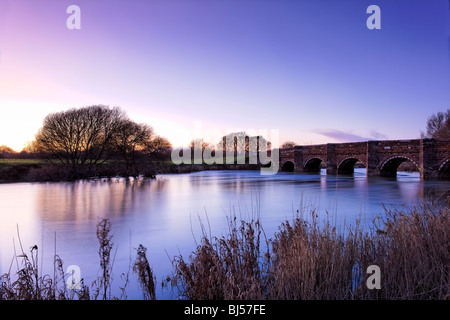 Dämmerung an der mittelalterlichen Brücke über den Fluss Stour, Dorset Stockfoto