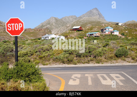 Blick auf die kleine Küstenstadt Dorf Rooiels in der Western Cape Südafrika und Fynbos bedeckt Berge Landschaft Stockfoto