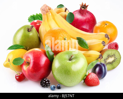 Handvoll Obst und Beeren auf weißem Hintergrund Stockfoto