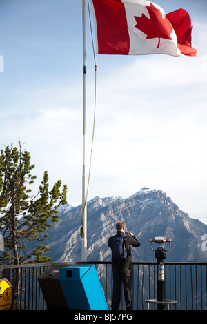 Mann, ein Bild von der Ansicht von Sulphur Mountain mit der kanadischen Flagge. Banff Nationalpark, Alberta, Kanada Stockfoto