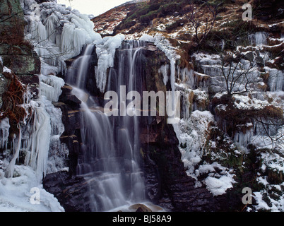 Wasserfall im Winter Blackden Brook, Kinder Scout, Peak District National Park, Derbyshire Stockfoto