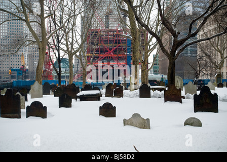 Der Bau der Freedom Tower, Zentrum am Ground Zero in New York ab dem Friedhof von St. Pauls Kapelle Stockfoto