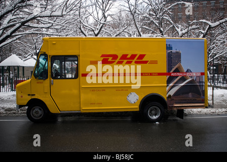 Ein DHL-LKW ist auf Freitag, 26. Februar 2010 geparkten in New York gesehen. (© Richard B. Levine) Stockfoto