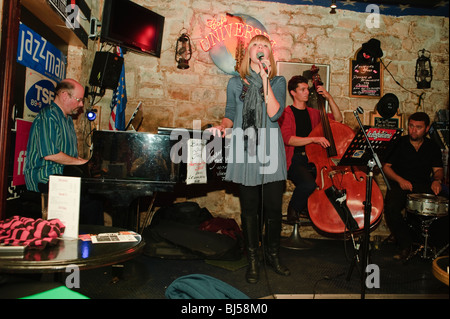 Paris, Frankreich, 'Cafe Universe' Jazz Music Club, amerikanische Sängerin auf der Bühne mit Band Stockfoto