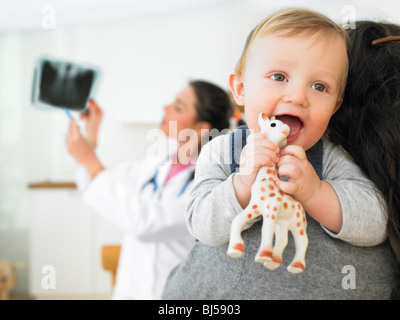 Mutter und Kind bei den Ärzten Stockfoto