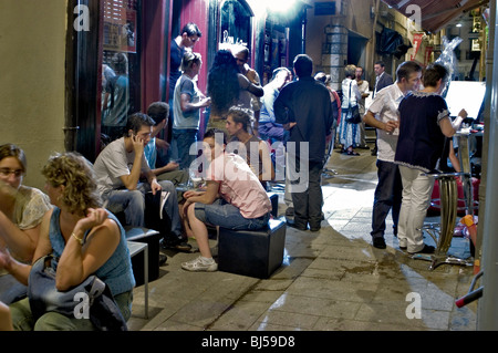 Perpignan, Frankreich - Menschen bei Nacht auf der Terrasse in der Café-Bar im Stadtzentrum. Urlaub Stockfoto