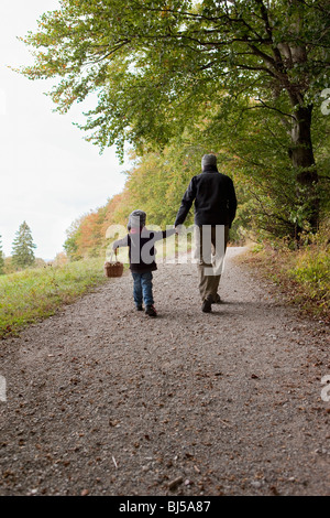 Vater und Sohn spazieren gehen Stockfoto