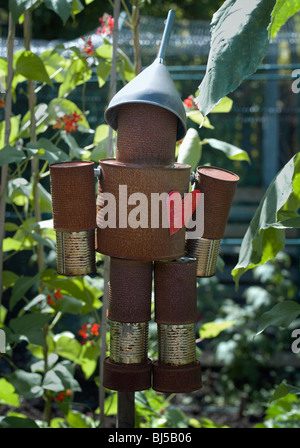 Ein Blechmann hängen in einem Garten Stockfoto