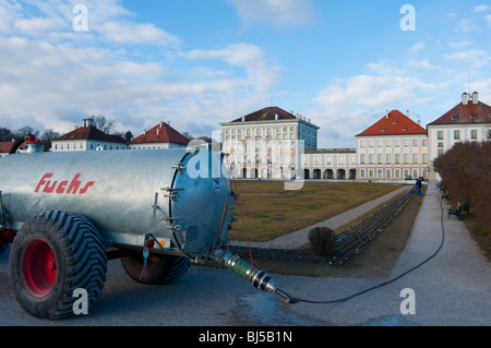 Großen Wasserschlauch für Nymphenburg Palast Pflanzen gießen Stockfoto