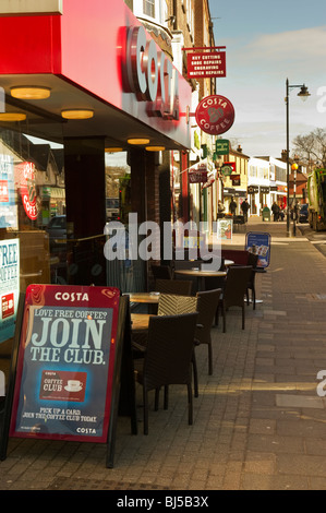 Costa Café und Geschäfte in ein lokales shopping parade neu Amersham Buckinghamshire UK Stockfoto