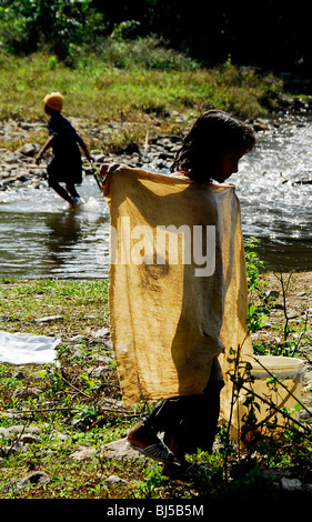 Karen burmesische Kinder Wäsche im Stream, Mae la Flüchtlingslager (thai-burmesischen Grenze), nördlich von Mae Sot, thailand Stockfoto