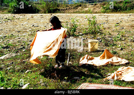 Karen burmesische Kinder Wäsche im Stream, Mae la Flüchtlingslager (thai-burmesischen Grenze), nördlich von Mae Sot, thailand Stockfoto