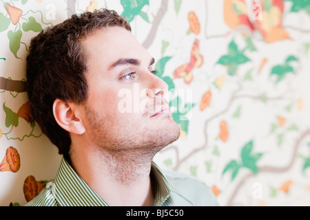 Mann wieder Kopf gegen die Wand gelehnt Stockfoto