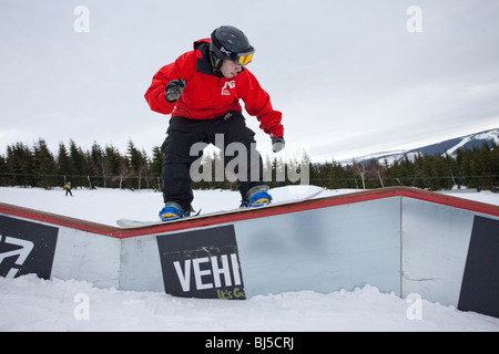 Snowboarder im Terrain Park an einem bewölkten Wintertag in Die Berge Stockfoto