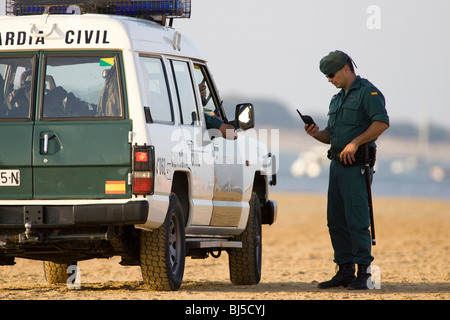 Polizeistreife an einem Strand, Sanlucar de Barrameda, Spanien Stockfoto