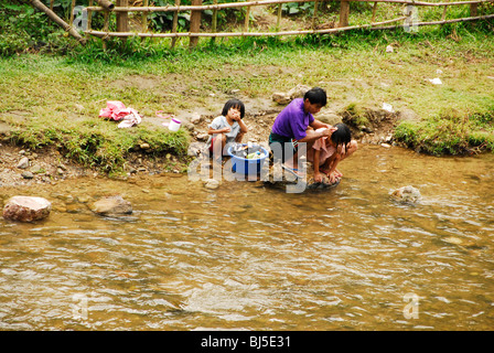 Vater Kinder Haarwäsche im Stream, Mae la Flüchtlingslager (thai-burmesischen Grenze), nördlich von Mae Sot, thailand Stockfoto