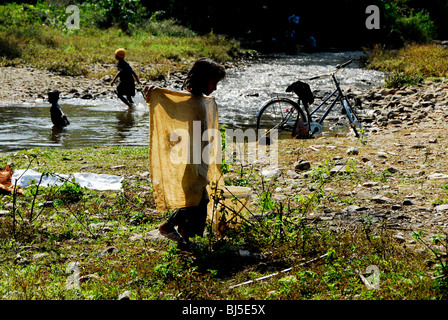 Karen burmesische Kinder Wäsche im Stream, Mae la Flüchtlingslager (thai-burmesischen Grenze), nördlich von Mae Sot, thailand Stockfoto