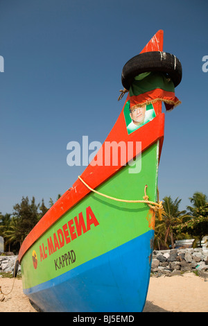 Indien, Kerala, Calicut, Kozhikode, Kappad, bunte Fischerboot am Strand Stockfoto