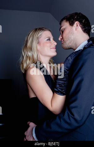 Zwei junge Frauen küssen Ballon Stockfoto, Bild: 17157149 - Alamy