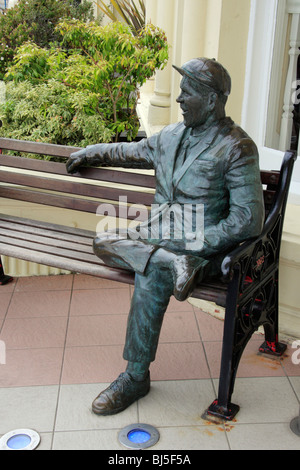 Bronze-Statue von Sir Norman Weisheit in Douglas, Isle Of Man Stockfoto