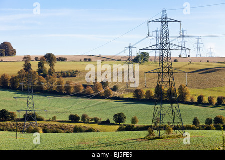 Blot on the Landscape - Pylons, die durch die Landschaft von Cotswold in der Nähe von Cassey Compton, Gloucestershire, England, Großbritannien, Streifen Stockfoto