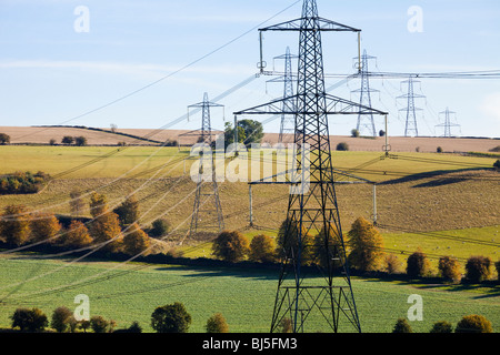 Pylons Streifen durch die Cotswold Landschaft in der Nähe von Cassey Compton, Gloucestershire UK Stockfoto