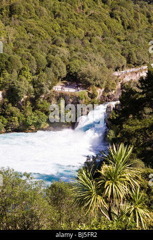 Vor den Toren der Stadt Taupo bildet den rauschenden Fluss Waikato der berühmten Huka Falls Neuseeland Stockfoto