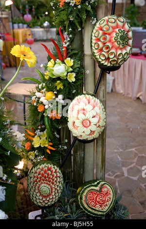 Geschnitzten Wassermelonen als Teil des thailändischen dekorative display Stockfoto