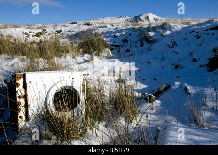 Müll in den Schnee in Wales verlassen. Stockfoto