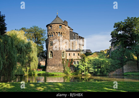 Schloss Huelchrath (Hülchrath) Schloss und Park, Wasserburg in der Nähe von Grevenbroich, Niederrhein, Nordrhein-Westfalen, Deutschland, E Stockfoto