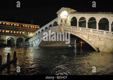 Die Rialto-Brücke und Canal bei Nacht und bei Flut, Venedig, Italien Stockfoto