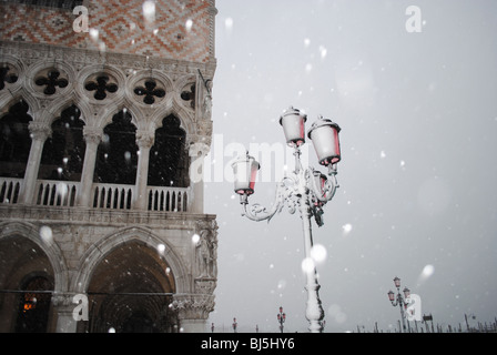 Dogen Palast und rosa Straßenlaterne in einem Schneesturm, Markusplatz entfernt (Piazzetta), Venedig, Italien Stockfoto