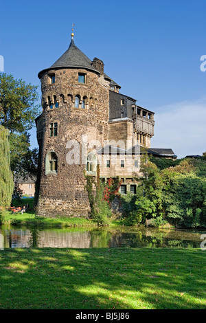 Schloss Huelchrath (Hülchrath) Schloss und Park, Wasserburg in der Nähe von Grevenbroich, Niederrhein, Nordrhein-Westfalen, Deutschland, E Stockfoto