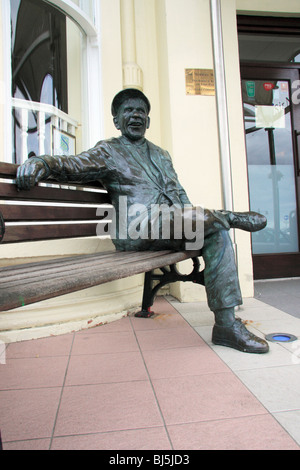 Bronze-Statue von Sir Norman Weisheit in Douglas, Isle Of Man Stockfoto