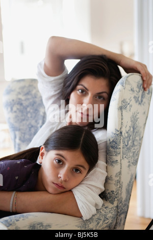 Mutter und Tochter in einem Sessel sitzend Stockfoto