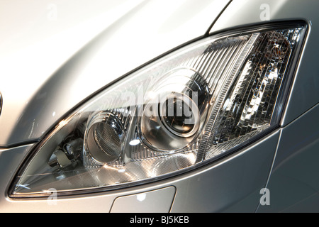 Scheinwerfer Mercedes Benz Auto Autos Händler im Showroom, vordere Seitenansicht Stockfoto