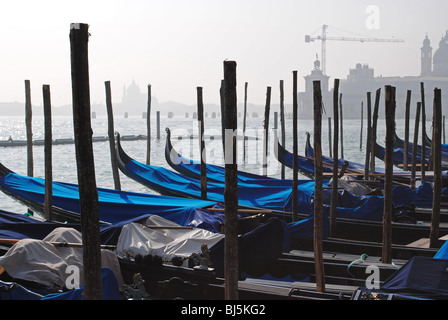 Gondeln und einem Kran in den Canale della Giudecca, Venedig, Italien Stockfoto