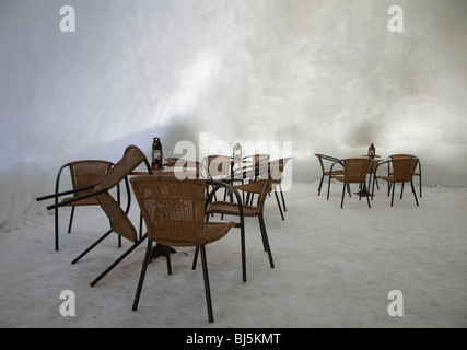 Das Innere eines Schneehafes aus verdichtetem Schnee und Eis in Finnland im Winter, die Sonne glüht durch dünne Schneewände, Finnland Stockfoto