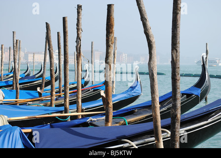 Gondeln in den Giudecca Kanal aus La Piazzetta. Venedig, Italien Stockfoto