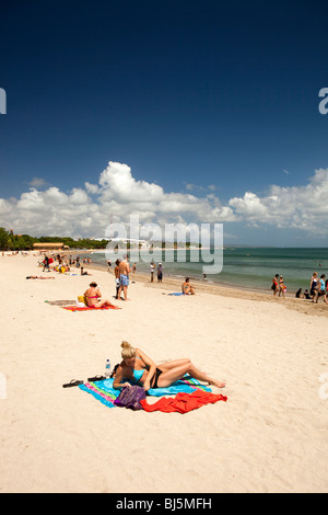 Indonesien, Bali, Kuta, Strand, Leute, Sonnenbaden Stockfoto