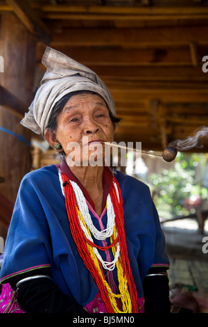 Bunte weibliche handgewebte blaue Kleidung traditionelle Stammeskostüme der Menschen in Nordthailand. Thailändische ethnische Bergstämme PWO Karen, Lawa, Padaung Stockfoto